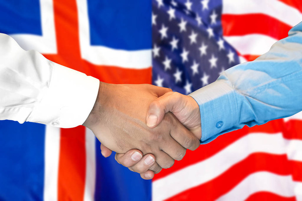 apretón de manos sobre el fondo de la bandera de Islandia y Estados Unidos
. - Foto, Imagen