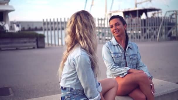 Legjobb barátok és nővérek ül és beszél bemutató szép kapcsolat - Felvétel, videó