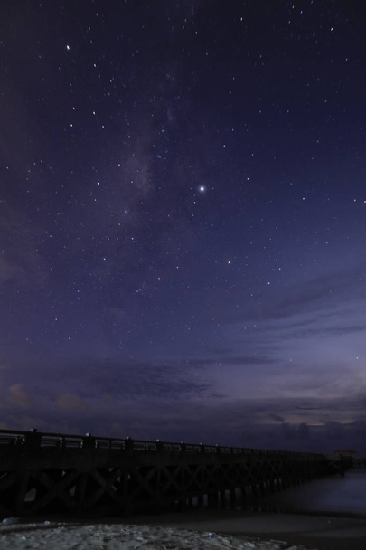 vista del cielo nocturno con estrellas brillantes
  - Foto, imagen