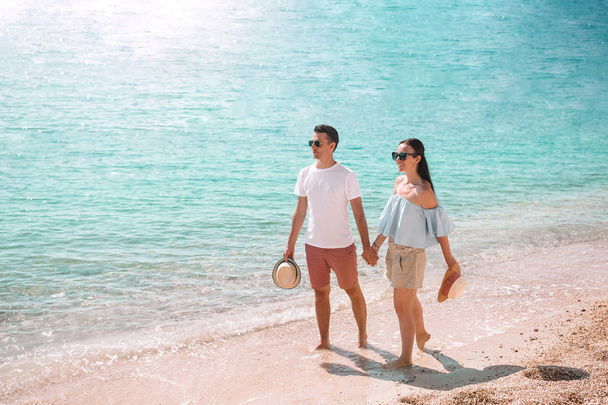 Jeune couple sur la plage de sable blanc pendant les vacances d'été. - Photo, image