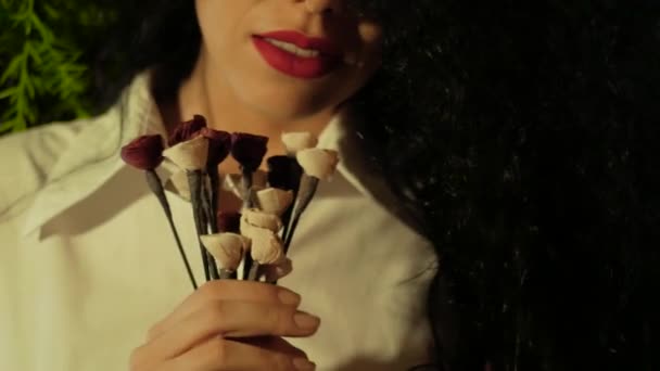 Unrecognizable woman holding artificial flowers - Imágenes, Vídeo