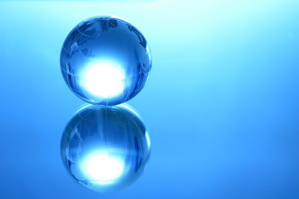Globo de vidrio azul en espejo
 - Foto, imagen