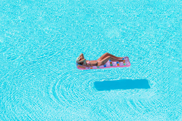 junge Frau im Bikini-Luftmatratze im großen Pool - Foto, Bild