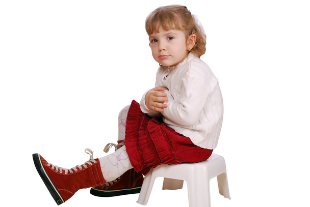 Belleza niña sentada en una silla
 - Foto, imagen