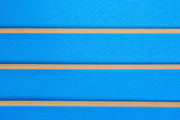 Trois spaghettis crus reposent sur un fond bleu. Minimalisme. S
 - Photo, image
