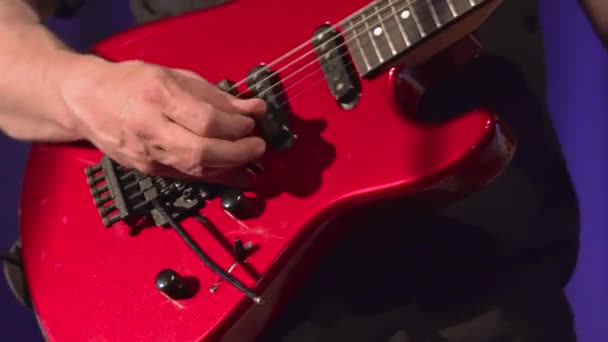 Zenész piros elektromos gitárt játszani. - Felvétel, videó