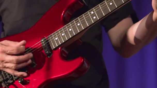 Musicista suonare la chitarra elettrica rossa
. - Filmati, video