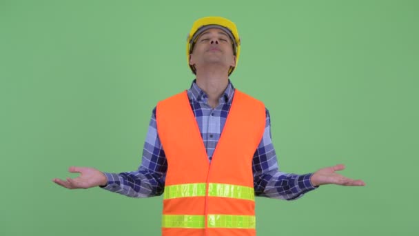 Щасливий багатонаціональний чоловік будівельник розслабляється з закритими очима
 - Кадри, відео