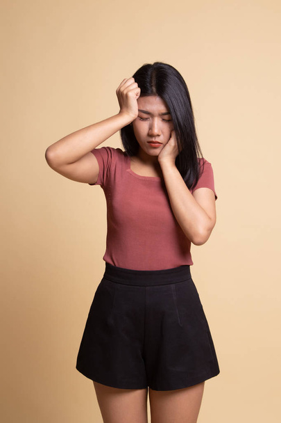 Young Asian woman got sick and  headache. - Foto, Imagem