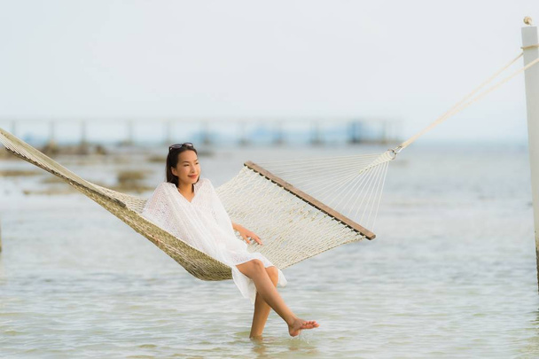 Portrait belle jeune femme asiatique assis sur hamac autour de s
 - Photo, image