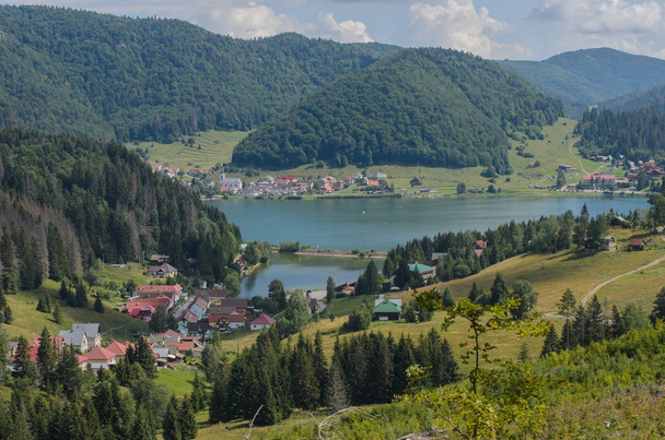 Приголомшливий вид на озеро Palcmanska мас і село Дедінкі в Словаччині - Фото, зображення