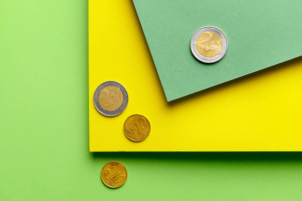 Hojas de papel con monedas sobre fondo de color
 - Foto, imagen