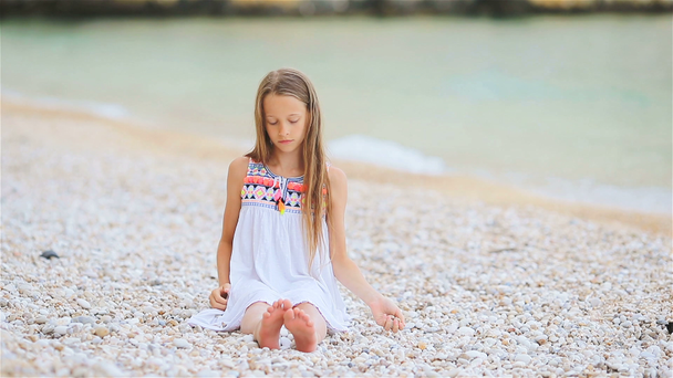 Linda niña en la playa durante las vacaciones de verano - Imágenes, Vídeo