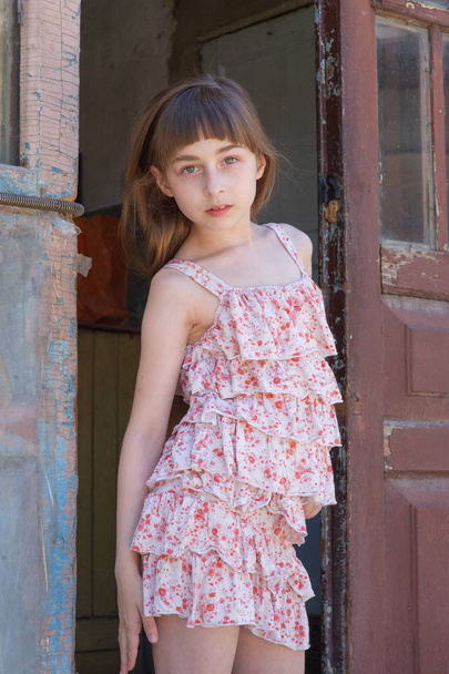 entzückend glückliches kleines Mädchen im Freien. Porträt kaukasischer Kinder genießen den Sommer. - Foto, Bild