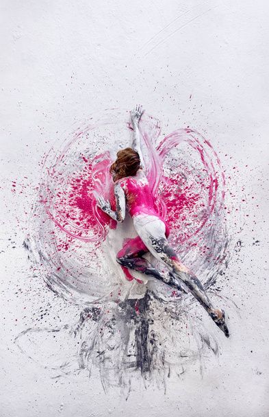 Młoda Naga Kobieta w kolorze różowym, szary biały, kolor, malowane, leży Danc - Zdjęcie, obraz