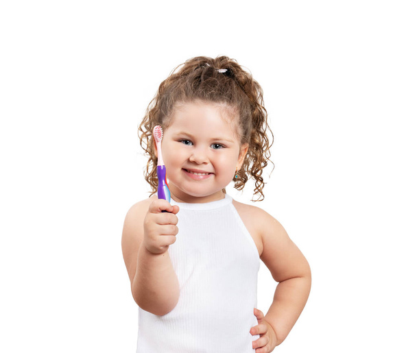 Sevimli sarışın kız izole beyaz arka plan üzerinde dişlerini fırçalama. - Fotoğraf, Görsel