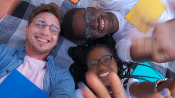 Happy multiraciale vriendengroep nemen selfie met mobiele Smart Phone-jonge hipster mensen verslaafd aan smartphone op sociale netwerk gemeenschap-Lifestyle Technology concept - Video