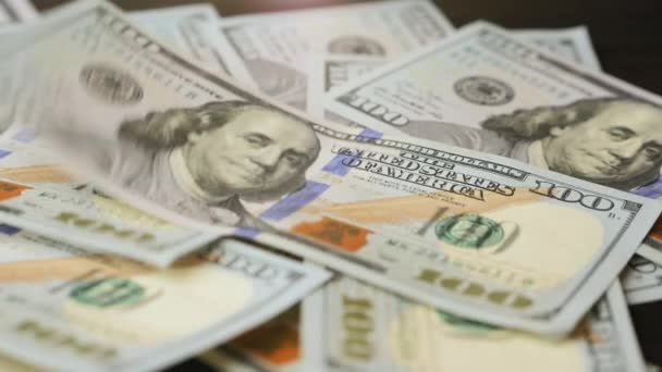 100 dollár számlák kaotikusan esik az asztalra - Felvétel, videó