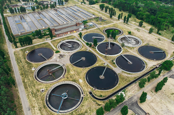 Сучасний міський завод з очищення стічних вод та стічних вод, вид зверху з повітря безпілотника
 - Фото, зображення