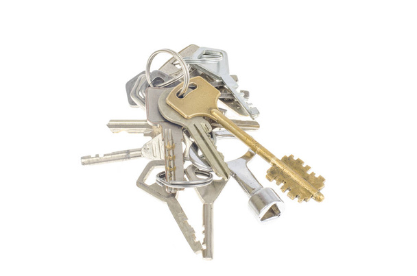 Pacchetti di vecchie chiavi su sfondo bianco
. - Foto, immagini
