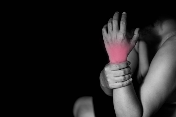 femme tenant son poignet symptomatique Syndrome de bureau
 - Photo, image