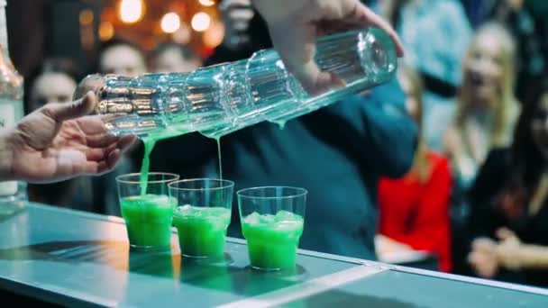 Barman magistralmente fazendo três coquetéis verdes ao mesmo tempo na boate
 - Filmagem, Vídeo
