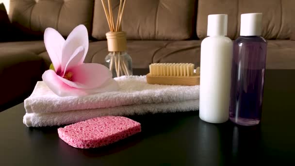 Douchebenodigdheden. Samenstelling cosmetische producten van spa-behandeling. - Video