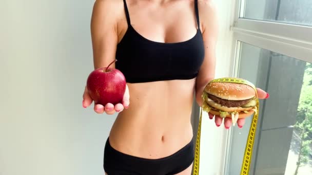 ダイエット。女性の肖像画は、ハンバーガーを食べたいが、口を接着し、食事の概念、不健康な食べ物、栄養の意志 - 映像、動画