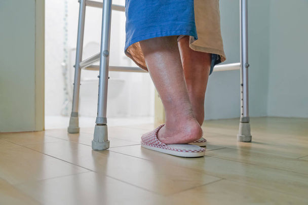 Personnes âgées pieds gonflés ou œdème jambe marcher dans la salle de bain - Photo, image