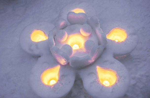 Κοντινά πλάνα χιονοκεριά σε ένα μεγάλο σχήμα λουλουδιών και στο φόντο του χιονισμένο πάτωμα. Τα κεριά χιονιού είναι δραστηριότητες του Φεστιβάλ μονοπατιού του Οτάρου χιόνι φως στο Οτάρου, Νομός Χοκάιντο, Ιαπωνία. - Φωτογραφία, εικόνα