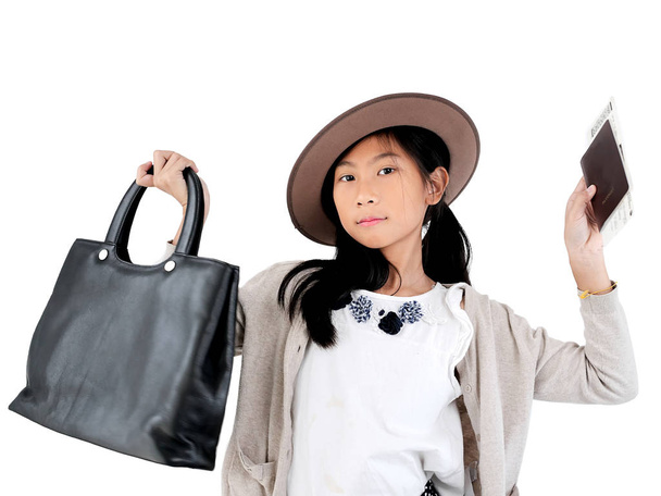 Счастливая азиатская девушка в плоской кепке и с билетом на самолет и p
 - Фото, изображение