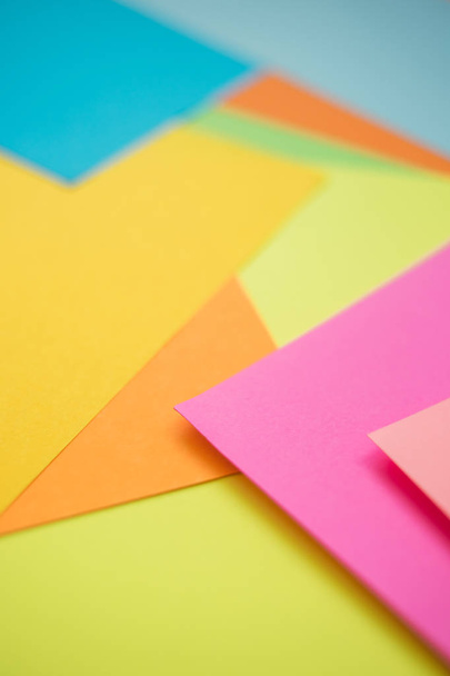 Hojas de papel coloridas como fondo, vista lateral
. - Foto, Imagen