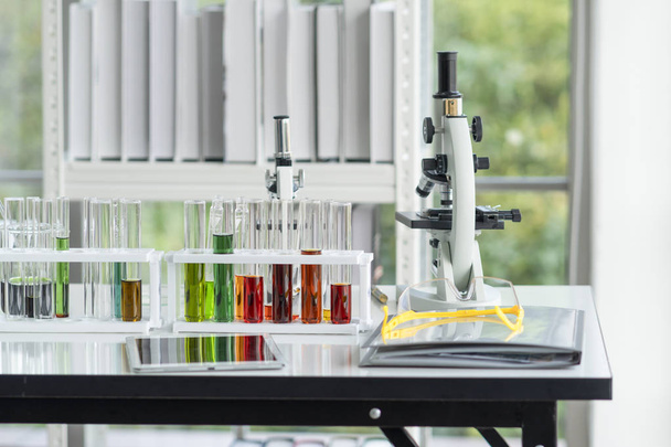 Een groot aantal glazen buisjes met verschillende gekleurde oplosmiddelen - Foto, afbeelding
