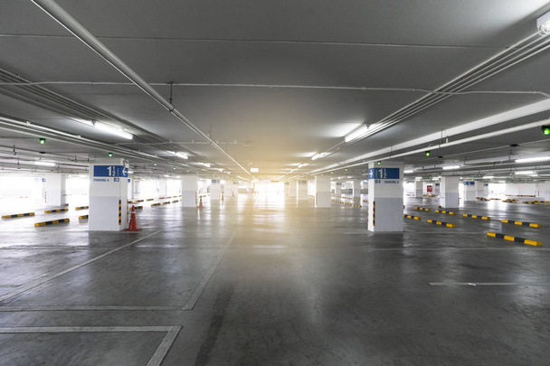 Espaço de estacionamento em lojas de departamento
 - Foto, Imagem