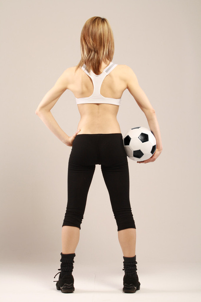 Вид сзади на молодую женщину с мячом
 - Фото, изображение