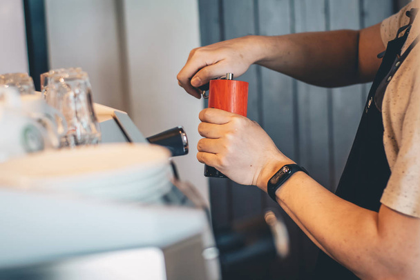 manual coffee grinder, barista cafe making coffee - Foto, imagen
