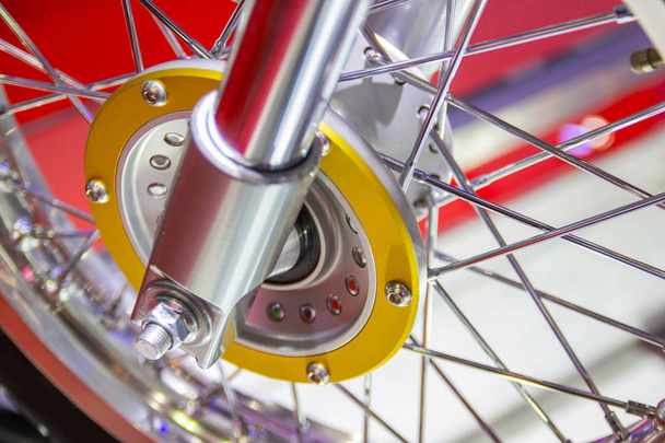 Close-up - wiel spaken en remschijf van een motorfiets - Foto, afbeelding