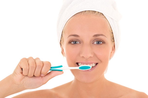 atrakcyjna kobieta w ręcznik z szczoteczka do zębów na białym tle nad białym ba - Zdjęcie, obraz
