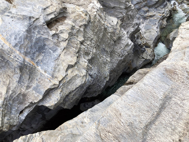 Gránit sziklaalakzatok a Maggia folyón a Maggia-völgyben, vagy Valle Maggia, Tegna-Canton Ticino, Svájc - Fotó, kép