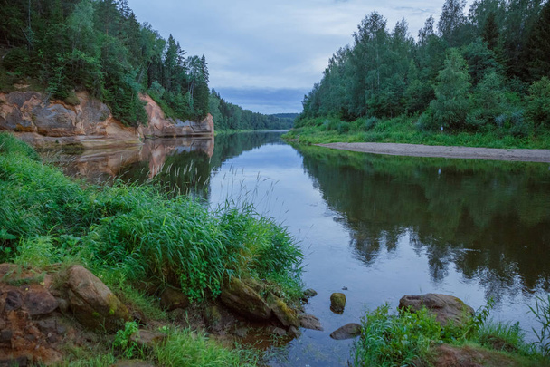 Ciudad Cesis, República de Letonia. Rocas rojas y río Gauja. Naturaleza
   - Foto, imagen