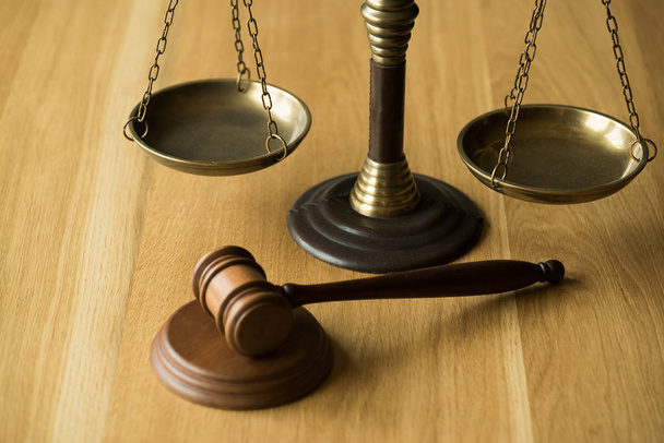 Hukuk ve adalet, tahta masada ölçekler ile Yargıç tokmak. - Fotoğraf, Görsel