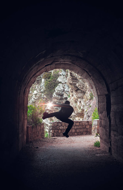 Ember gyakorló karate mozog alagútban - Fotó, kép