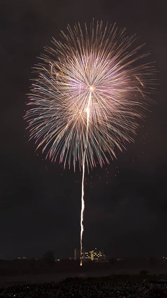 Een weergave van kleurrijk vuurwerk zijn erg mooi - Foto, afbeelding