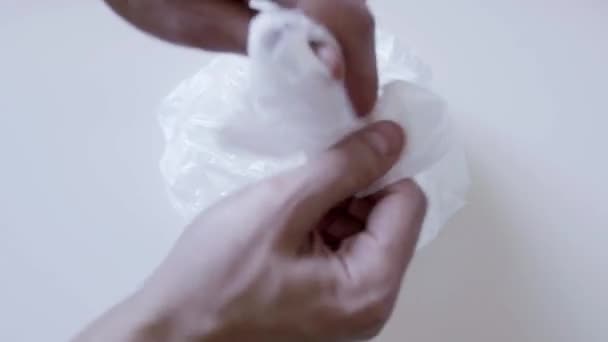 Чоловіча рука розгортає пластиковий пакет з тортами в контейнері і показує середній палець
 - Кадри, відео