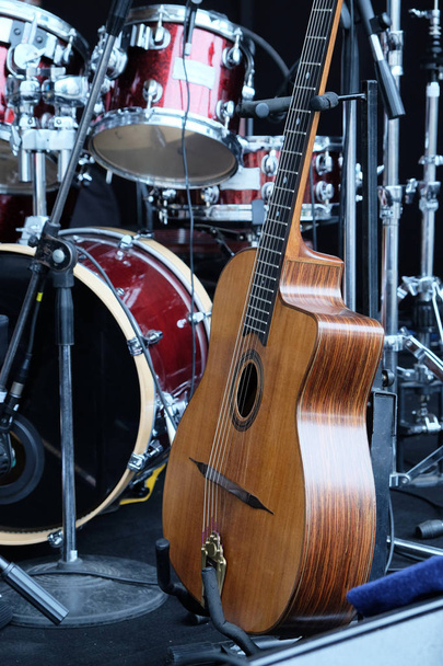 close-up van een gitaar met drumstel - Foto, afbeelding
