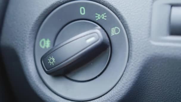 Close-up van man driver instelling van de temperatuur van de lucht toestand in de auto. - Video