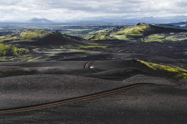 SUV Offroad in Lakagigar zwarte vulkanische woestijn in IJsland Skafta - Foto, afbeelding