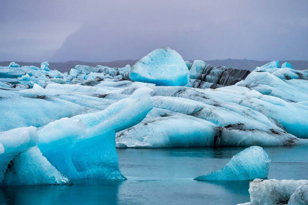 Айсберги в ледниковой лагуне Joekulsarlon в Исландии, Европа
 - Фото, изображение