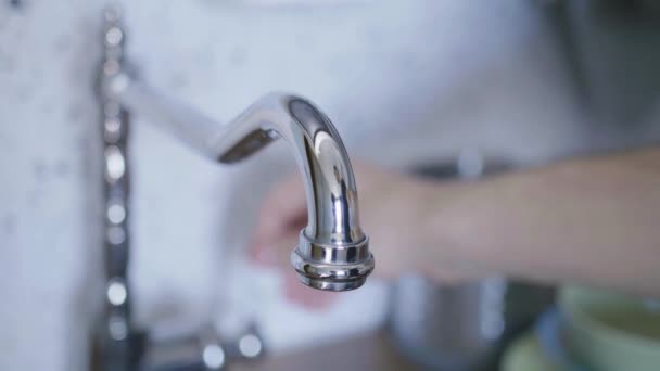 Weergave van kraanwater stroomt van kraan in de keuken wanneer iemand het heeft ingeschakeld - Video