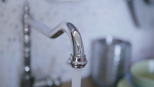 L'eau du robinet commence à couler du robinet dans la cuisine quand quelqu'un l'a allumée
 - Séquence, vidéo